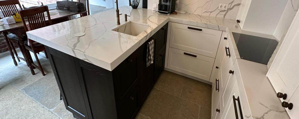 Küche in Marmoroptik und Bodenfliesen aus Sandstein