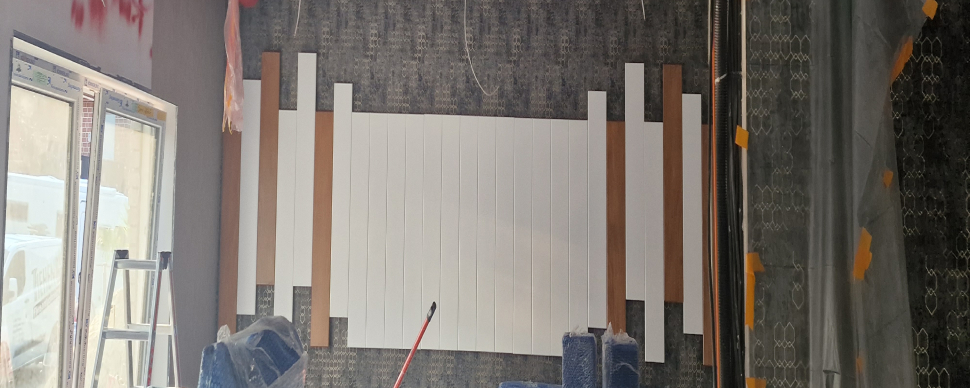 Dunkle Wand von einem Restaurant mit langen schmalen aneinanderreihenden Fliesen mit Versatz.